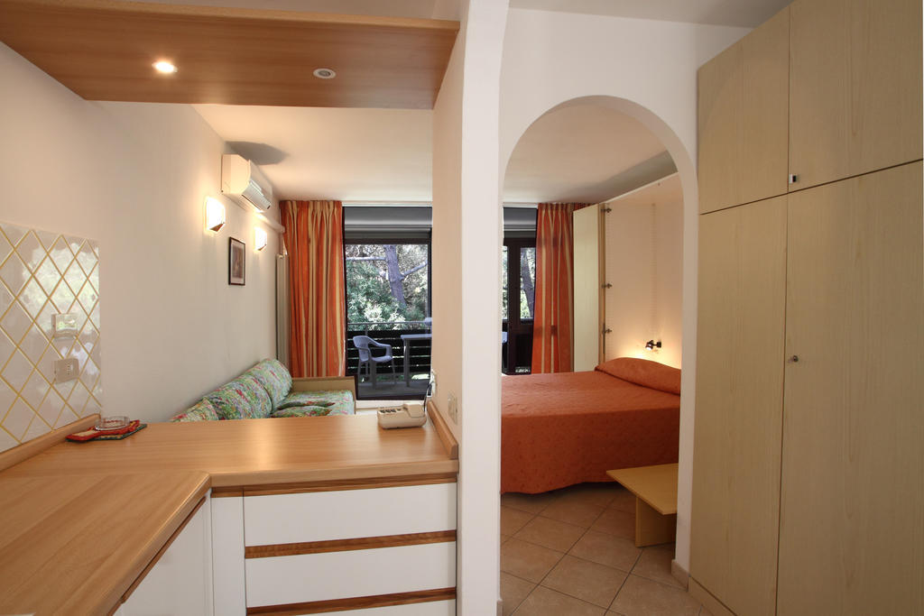 Residence Casa Di Caccia Marina Di Bibbona Rum bild